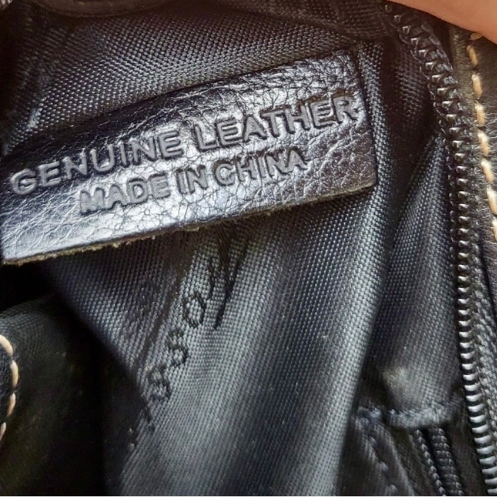 FOSSIL BLACK PURSE - - Picture 9 of 9